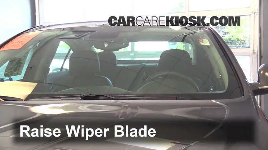 2011 Buick Regal CXL 2.0L 4 Cyl. Turbo FlexFuel Balais essuie-glace avant Changer les balais des essuie-glace